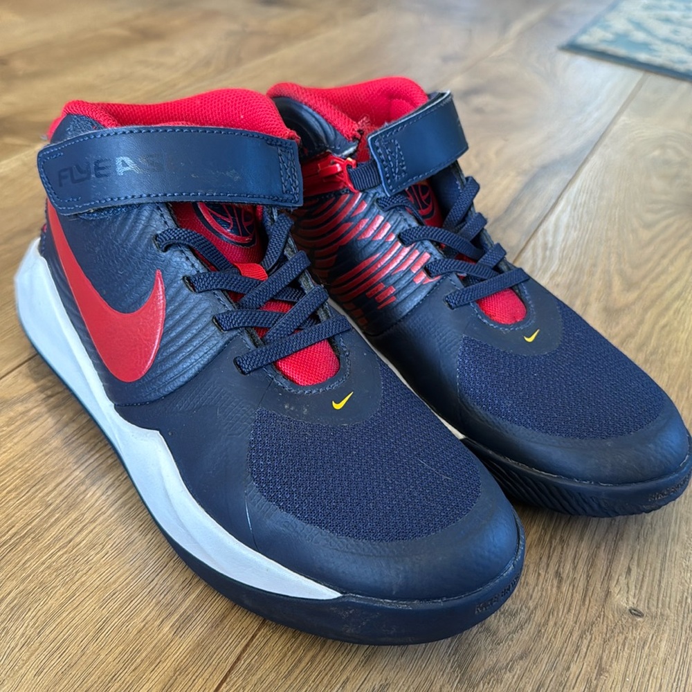 Nike team hustle youth basketball tennis shoes